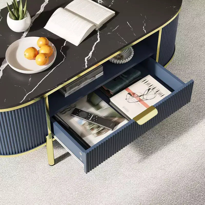 Tavolino da caffè scanalato moderno con cassetto, piano ovale in finto marmo da 122 cm e gambe dorate per soggiorno