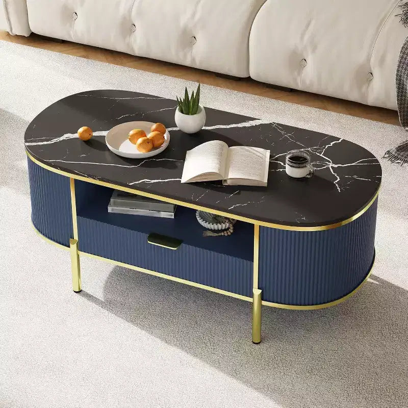 Tavolino da caffè scanalato moderno con cassetto, piano ovale in finto marmo da 122 cm e gambe dorate per soggiorno