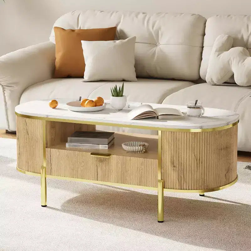 Tavolino da caffè scanalato moderno con cassetto, piano ovale in finto marmo da 122 cm e gambe dorate per soggiorno