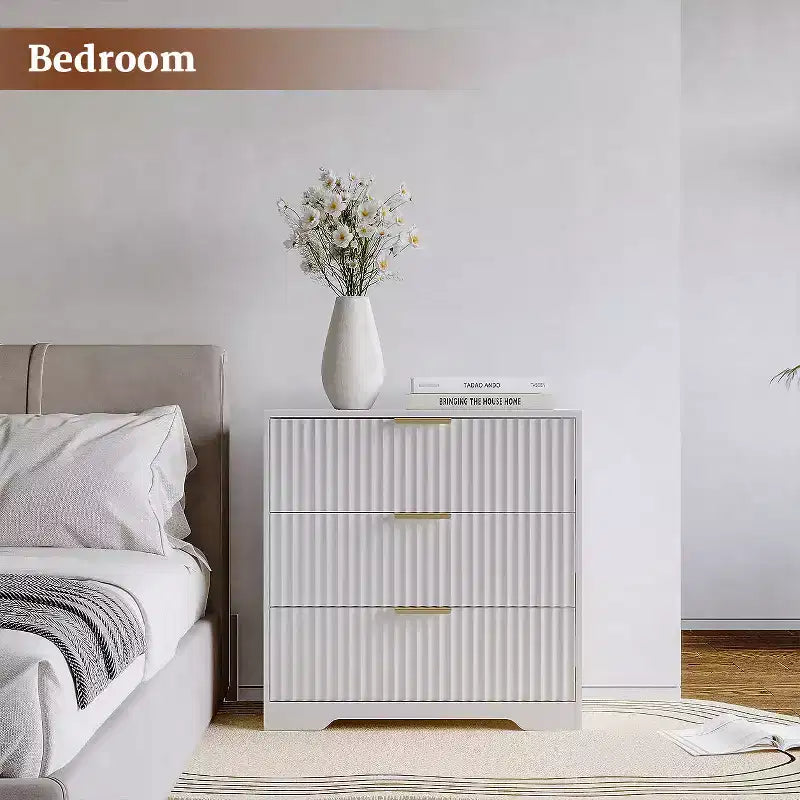 Comodino bianco largo 27 pollici con 3 cassetti, comodino moderno in legno scanalato, ampio mobile contenitore, cassettiera per camera da letto, soggiorno, mobili per la casa