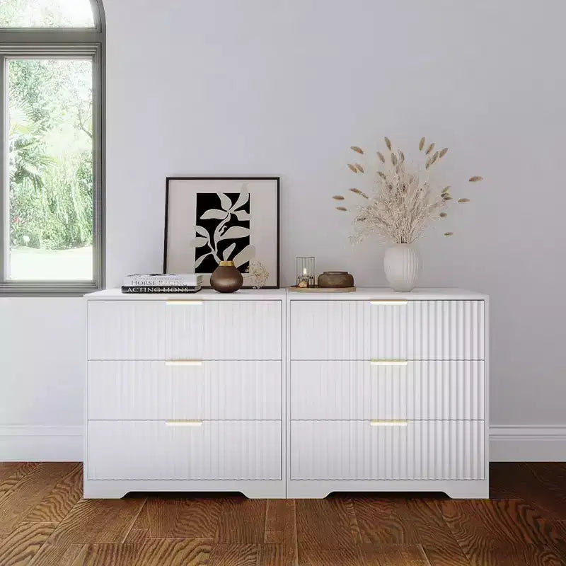 Comodino bianco largo 27 pollici con 3 cassetti, comodino moderno in legno scanalato, ampio mobile contenitore, cassettiera per camera da letto, soggiorno, mobili per la casa