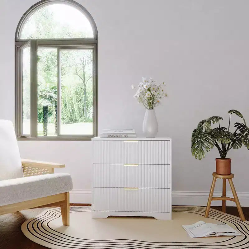 Comodino bianco largo 27 pollici con 3 cassetti, comodino moderno in legno scanalato, ampio mobile contenitore, cassettiera per camera da letto, soggiorno, mobili per la casa