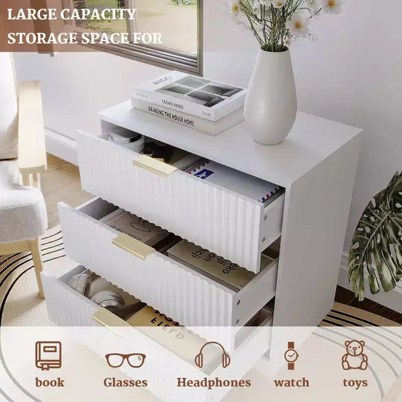 Comodino bianco largo 27 pollici con 3 cassetti, comodino moderno in legno scanalato, ampio mobile contenitore, cassettiera per camera da letto, soggiorno, mobili per la casa