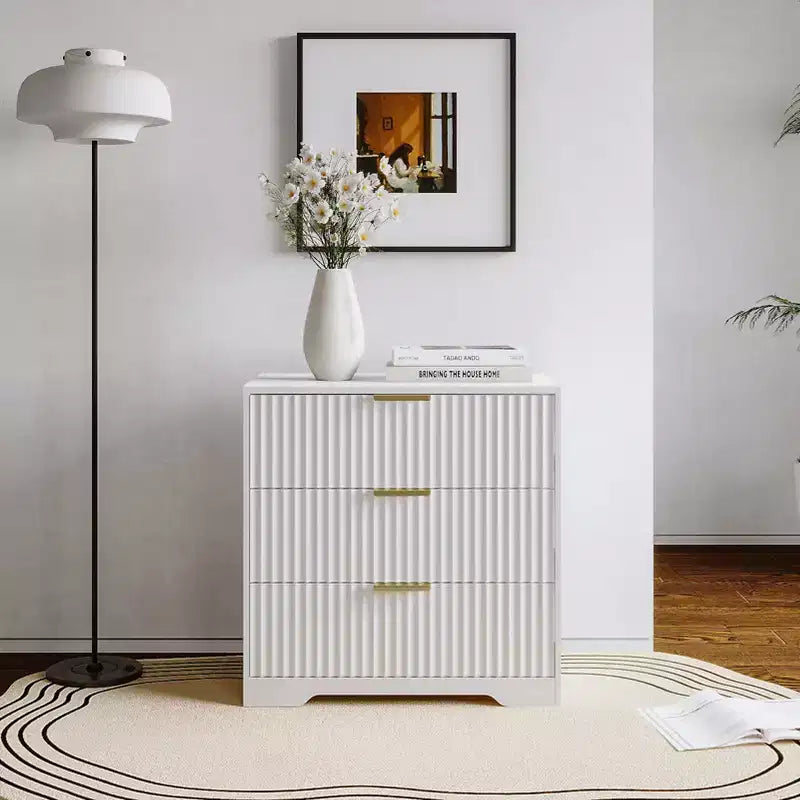 Comodino bianco largo 27 pollici con 3 cassetti, comodino moderno in legno scanalato, ampio mobile contenitore, cassettiera per camera da letto, soggiorno, mobili per la casa
