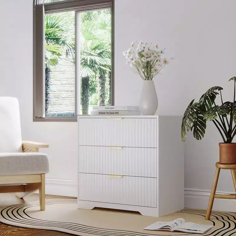 Comodino bianco largo 27 pollici con 3 cassetti, comodino moderno in legno scanalato, ampio mobile contenitore, cassettiera per camera da letto, soggiorno, mobili per la casa